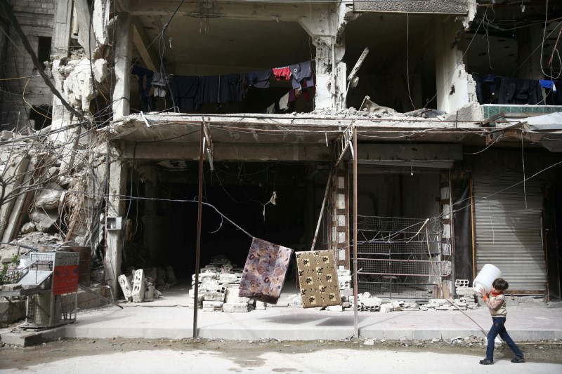 © Reuters. انترفاكس: نحو 100 شخص غادروا الغوطة الشرقية السورية الثلاثاء