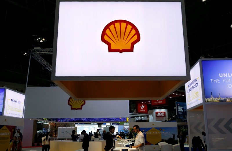 © Reuters. Staff members work at the booth of Royal Dutch Shell at Gastech, the world's biggest expo for the gas industry, in Chiba