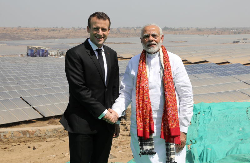 © Reuters. FILE PHOTO: Indian Prime Minister Narendra Modi and French President Emmanuel Macron pose during the inauguration of a solar power plant in Mirzapur