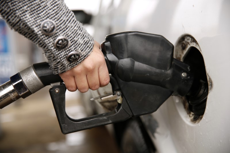 © Reuters. A woman pumps gas at a station in Falls Church