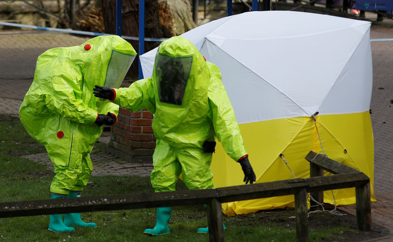 © Reuters. Autoridades montam tenda forense em local onde o ex-agente duplo russo Sergei Skripal e sua filha Yulia foram encontrados inconscientes em Salisbury, no Reino Unido