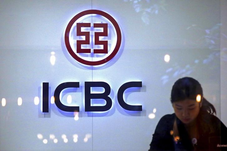 © Reuters. A teller at a branch of the Industrial and Commercial Bank of China (ICBC) works behind the counter in central Sydney, Australia