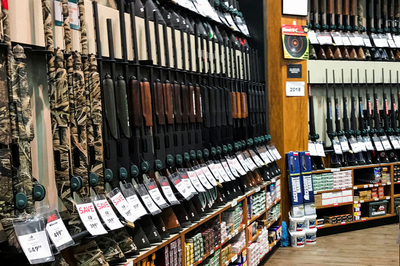 © Reuters. Guns for sale are seen inside of Dick's Sporting Goods store in Stroudsburg, Pennsylvania