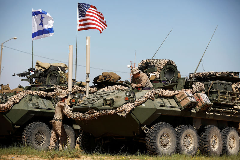 © Reuters. جنود أمريكيون وإسرائيليون يتدربون معا داخل نموذج قرية شرق أوسطية