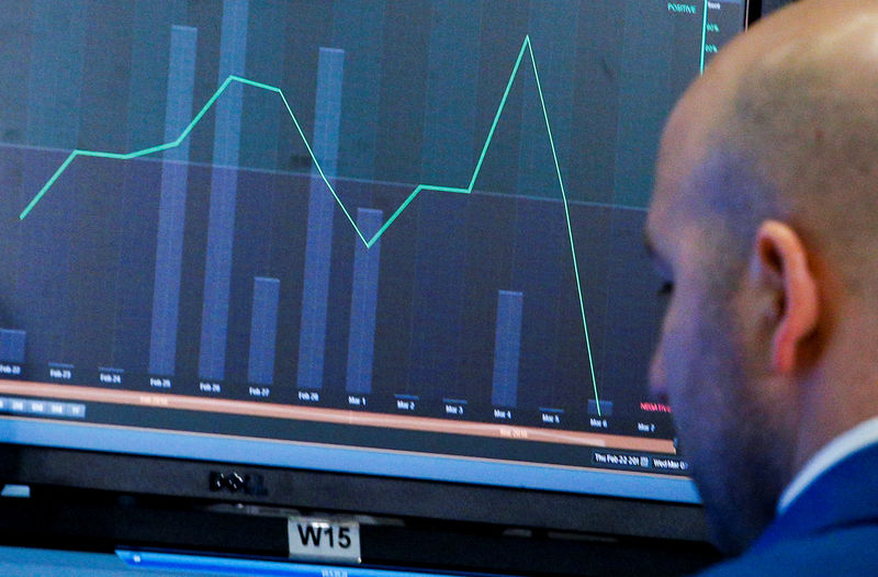 © Reuters. FILE PHOTO - A specialist trader works at his post on the floor of the NYSE in New York