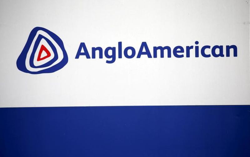 © Reuters. The Anglo American logo is seen in Rusternburg October 5, 2015.