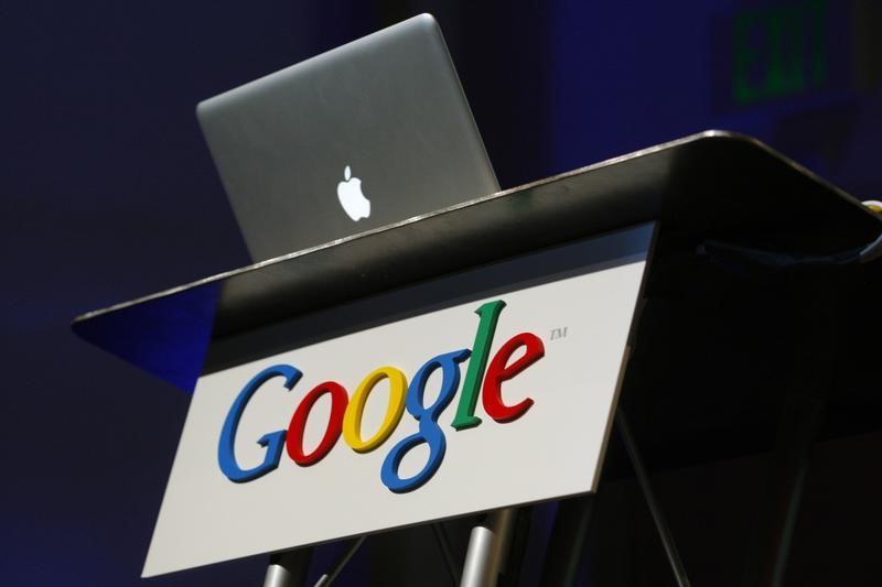 © Reuters. Computador da Apple em cima de plataforma com logo do Google na Califórnia