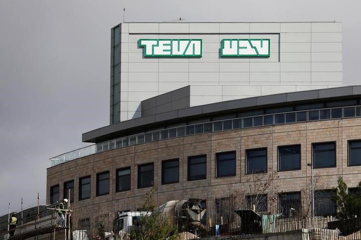 © Reuters. FILE PHOTO - A Teva Pharmaceutical Industries building is seen in Jerusalem