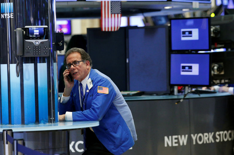 © Reuters. A trader works on the floor of the NYSE in New York