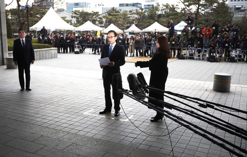 © Reuters. South Korea's former president Lee Myung-bak arrives at the prosecutors' office in Seoul
