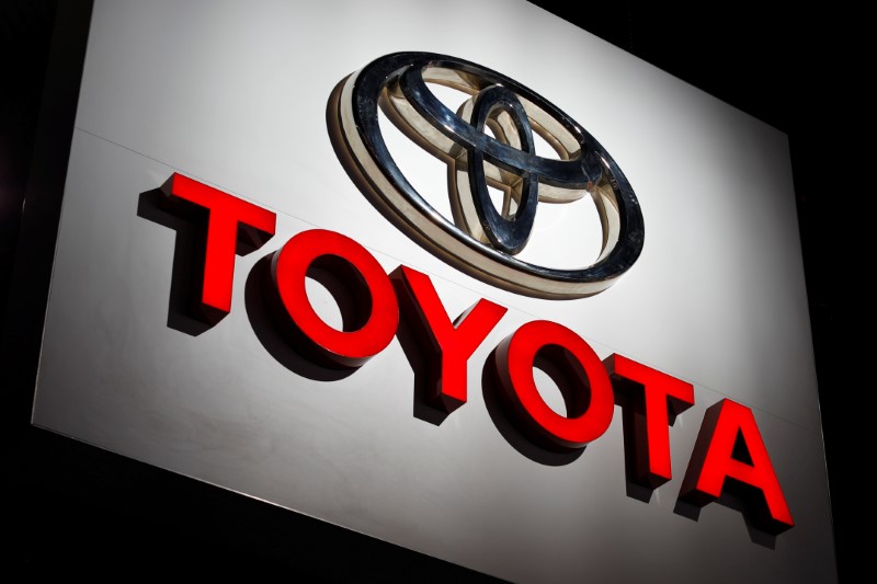 © Reuters. FILE PHOTO - The Toyota logo is shown at the Los Angeles Auto Show