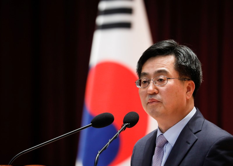 © Reuters. South Korean Finance Minister Kim Dong-yeon speaks during his inaugural ceremony in Sejong government complex in Sejong