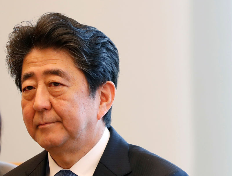 © Reuters. رئيس وزراء اليابان يقول الوثائق تظهر عدم تورطه وزوجته في بيع أرض حكومية