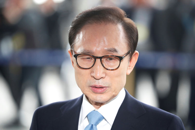 © Reuters. استجواب رئيس كوريا الجنوبية السابق لي ميونج-باك في اتهامات فساد