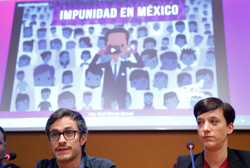 © Reuters. Foto del martes del actor mexicano Gael García Bernal (I) en un evento de la ONU en Ginebra