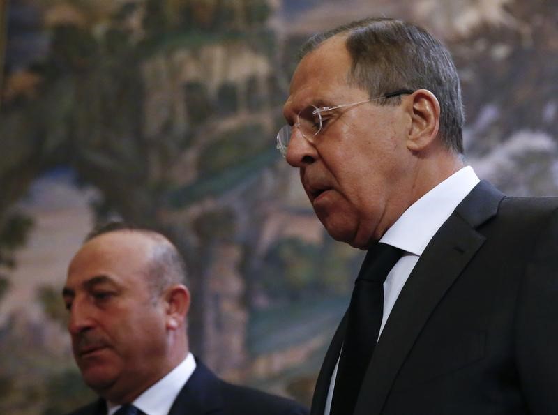 © Reuters. وكالة: وزيرا خارجية روسيا وتركيا يبحثان الغوطة الشرقية بسوريا