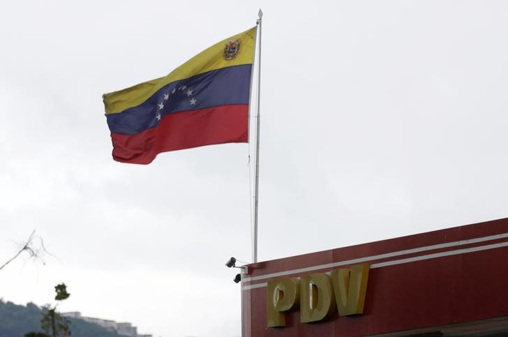 © Reuters. Флаг Венесуэлы на АЗС госкомпании PDVSA в Каракасе