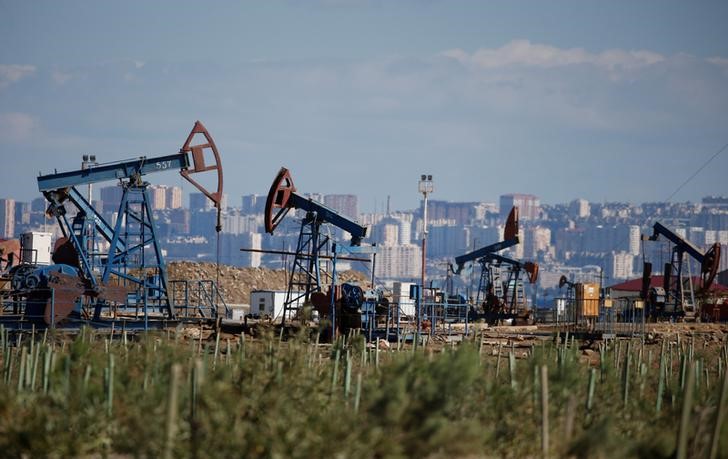 © Reuters. Станки-качалки на нефтяном месторождении на берегу Каспийского моря в Баку