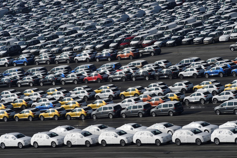 © Reuters. Volkswagen export cars are seen in the port of Emden