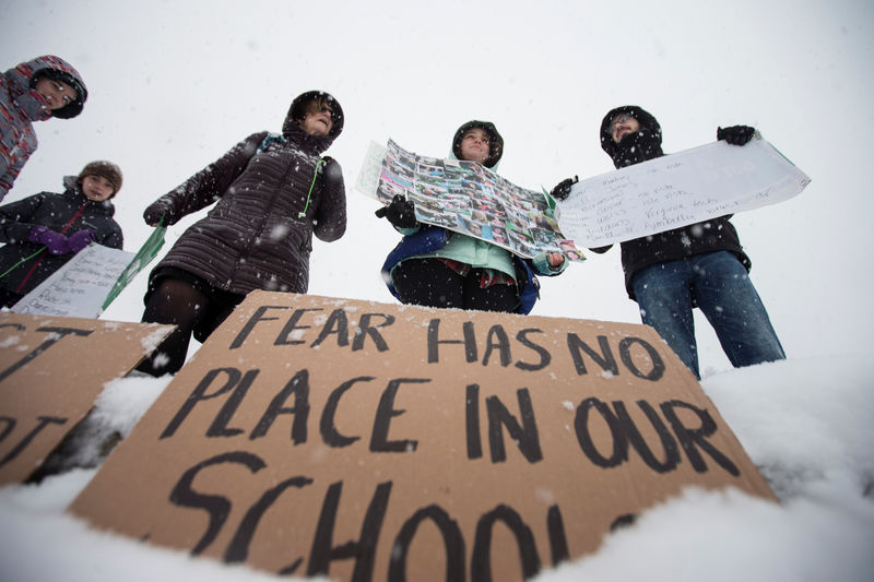 © Reuters. طلاب أمريكيون يستعدون للإضراب دعما لتشديد قوانين السلاح