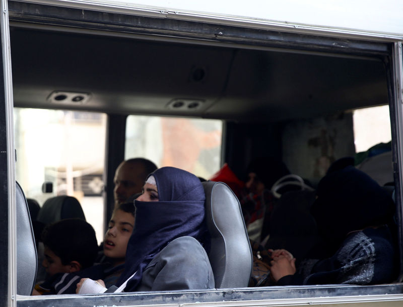 © Reuters. دفعة ثانية من المدنيين تغادر الغوطة في إطار اتفاق الإجلاء الطبي
