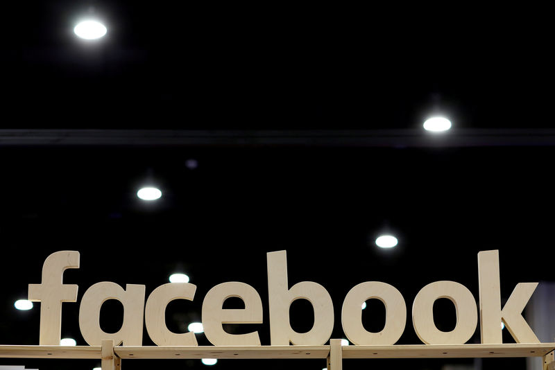 © Reuters. FILE PHOTO: A Facebook sign is displayed at the Conservative Political Action Conference (CPAC) at National Harbor, Maryland