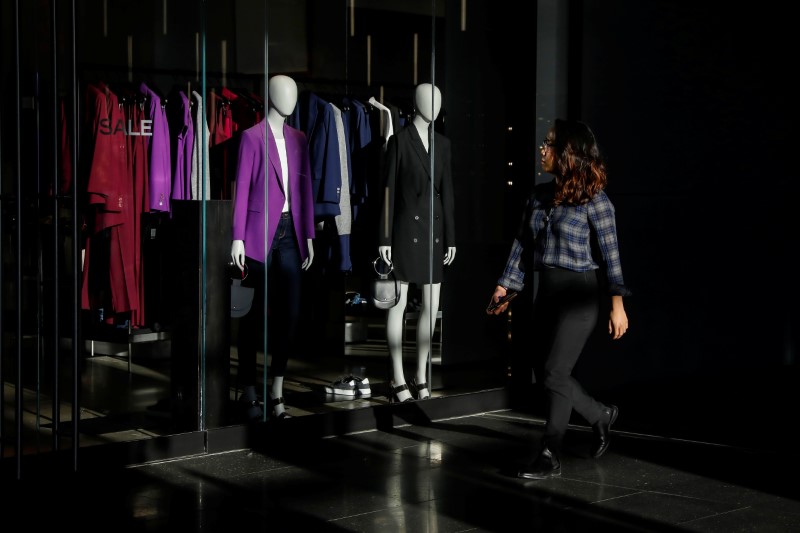 © Reuters. A woman shops at Brookfield Place in Lower Manhattan in New York