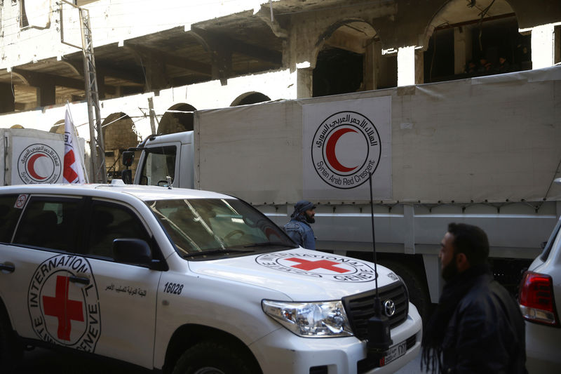 © Reuters. الهلال الأحمر السوري: قافلة مساعدات تدخل الغوطة