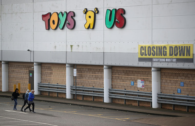 © Reuters. FILE PHOTO: Closing down signs are seen outside the Toys R Us store in Coventry