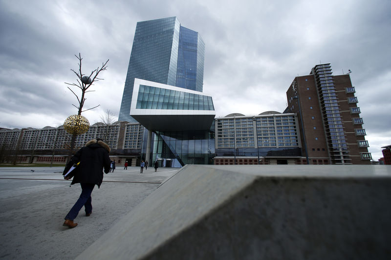 © Reuters. BCE dice pondrá fin a compras de bonos sólo cuando la inflación esté en un sendero sostenible