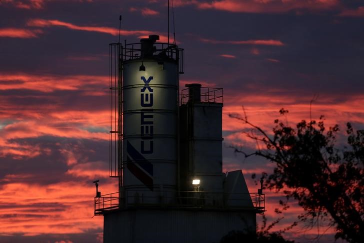 © Reuters. Cement silos of Mexican cement maker CEMEX is pictured in Monterrey,