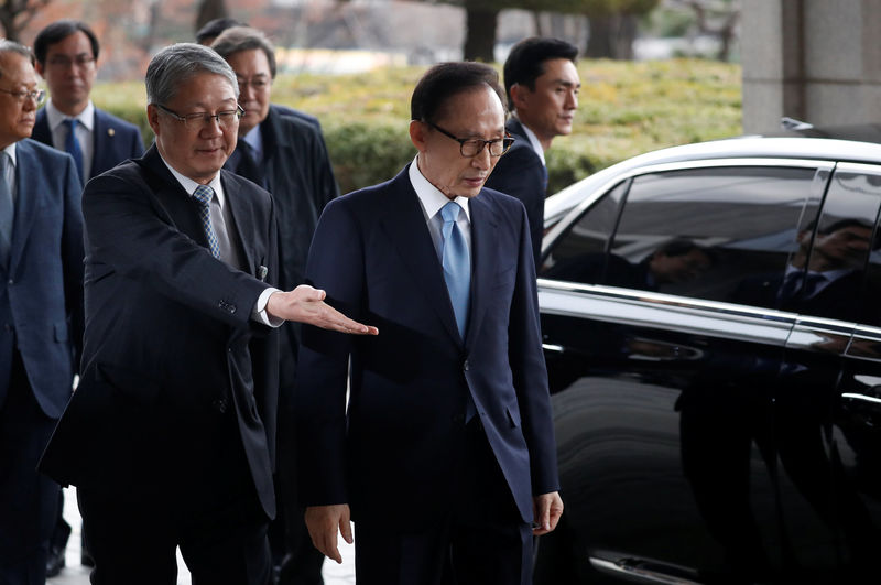 © Reuters. Ex-presidente da Coreia do Sul Lee Myung-bak chega a procuradoria em Seul