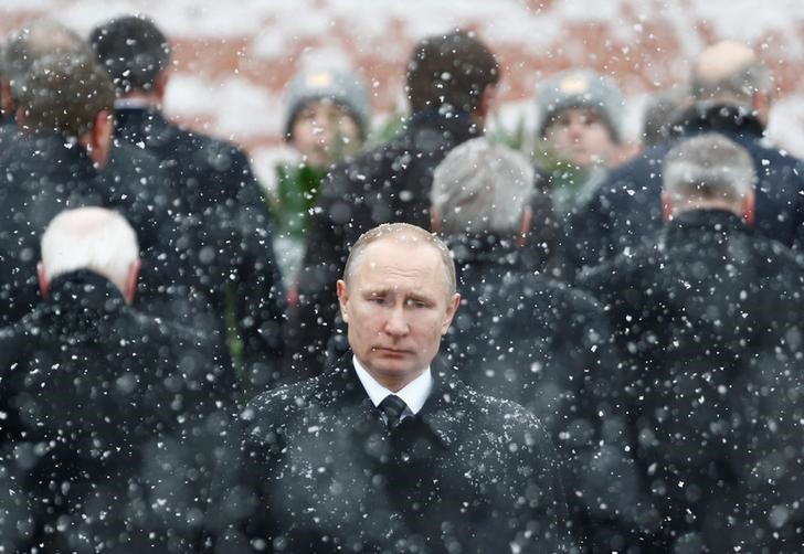 © Reuters. Russian President Putin attends wreath laying ceremony to mark Defender of Fatherland Day at Tomb of Unknown Soldier by Kremlin wall in Moscow