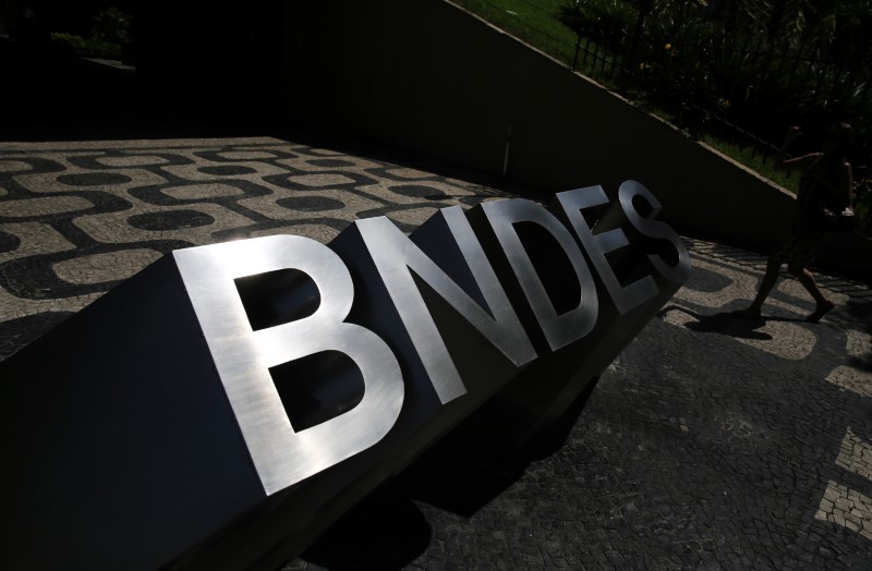 © Reuters. Logo do BNDES do lado de fora de prédio do Rio de Janeiro