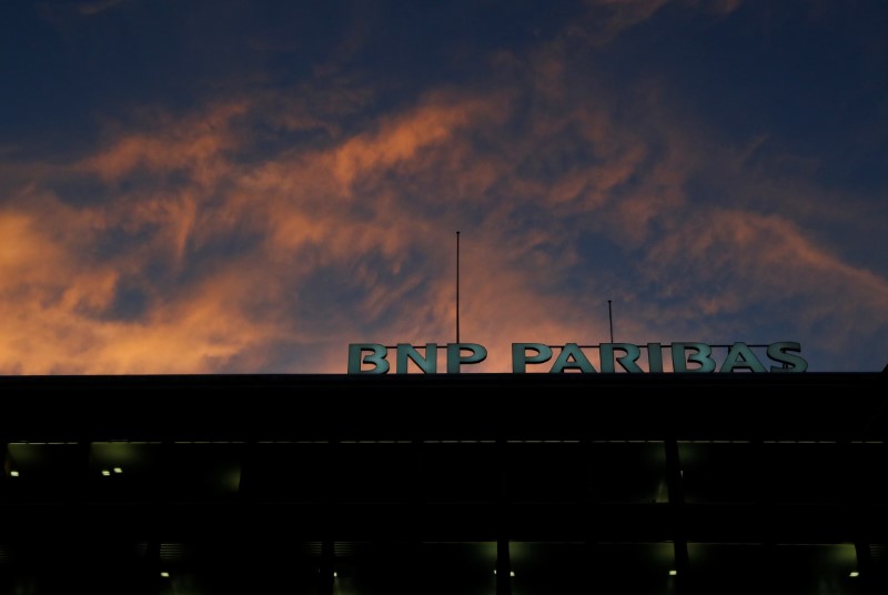 © Reuters. A company logo is pictured on the BNP Paribas bank in Geneva