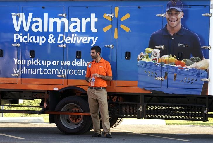 © Reuters. A Wal-Mart Pickup-Grocery employee waits next to a truck at a test store in Bentonville