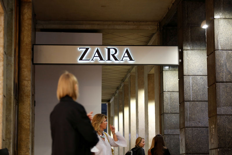 © Reuters. FILE PHOTO: People are seen outside of an Inditex owned Zara store in Milan