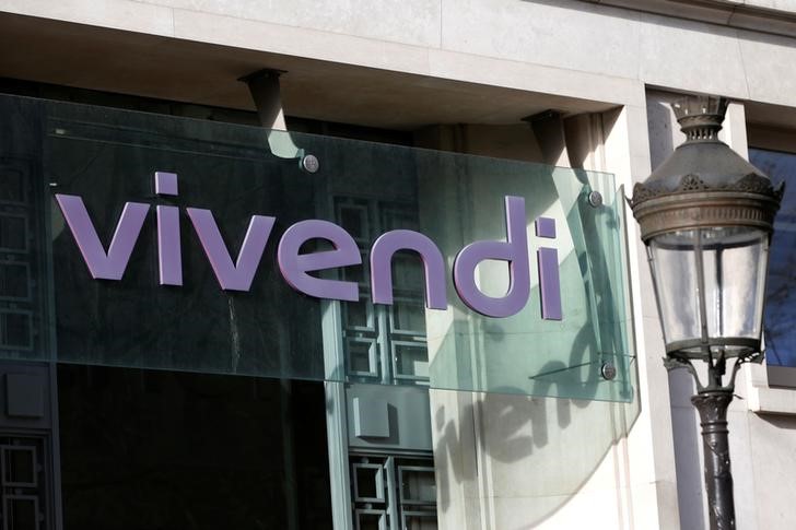 © Reuters. FILE PHOTO - The Vivendi logo is pictured at the main entrance of the entertainment-to-telecoms conglomerate headquarters in Paris