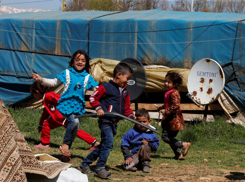 © Reuters. آلام اللاجئين السوريين.. كبار يرجون النسيان وصغار يتشبثون بماض مفقود