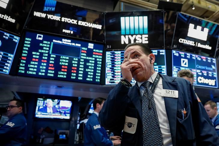 © Reuters. Traders work on the floor of the NYSE in New York