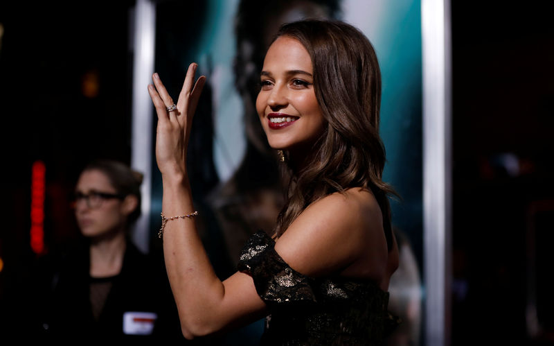 © Reuters. Atriz Alicia Vikander acena em evento do filme "Tom Raider" em Los Angeles