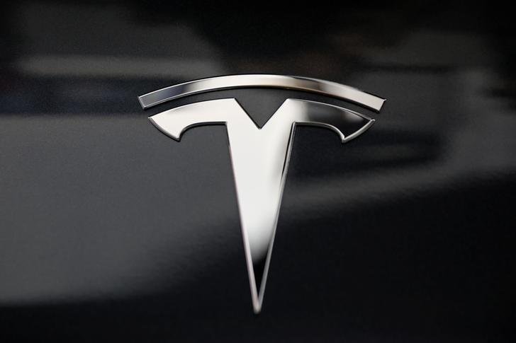 © Reuters. A Tesla logo is seen in Los Angeles