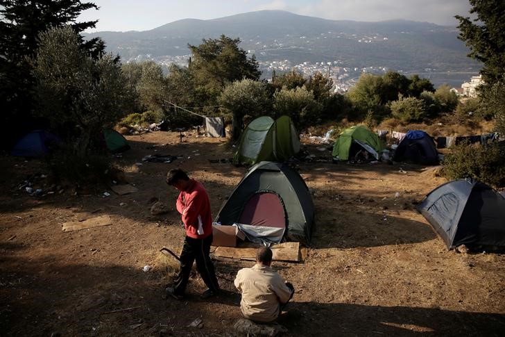 © Reuters. منظمة: إصابة 11 على الأقل من طالبي اللجوء في اشتباكات في ليسبوس اليونانية