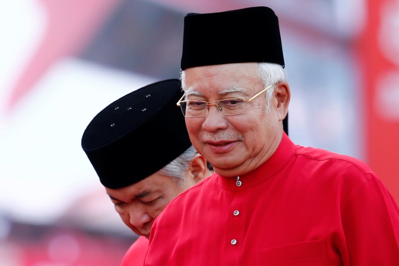 © Reuters. Malaysia's Prime Minister Najib Razak walks beside his deputy Ahmad Zahid Hamidi during the United Malays National Organization (UMNO) general assembly in Kuala Lumpur