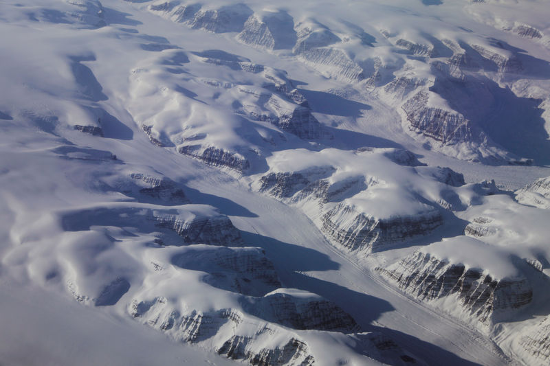 © Reuters. Glaciers are seen making their way through mountains on the eastern coast of Greenland
