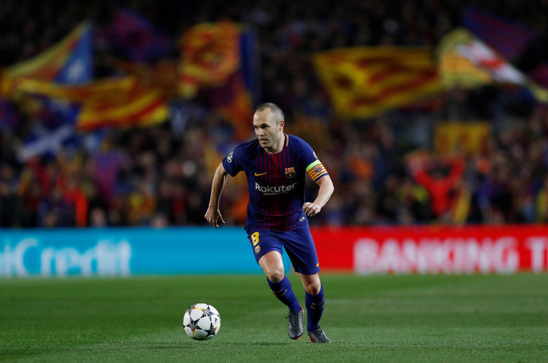 © Reuters. Iniesta reconoce que podría dejar el Barcelona para ir a jugar a China
