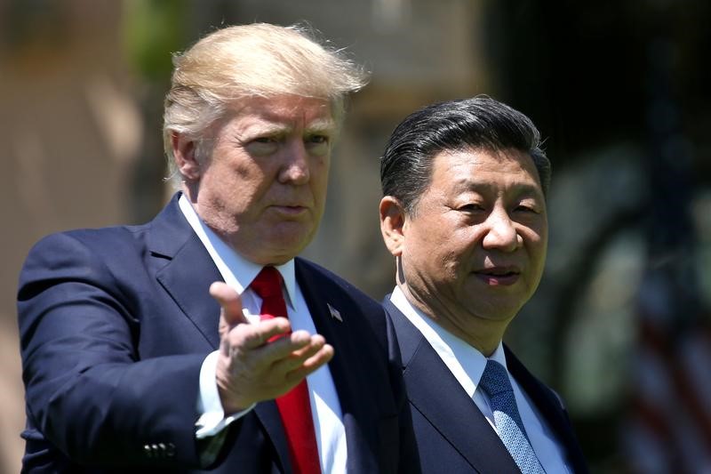 © Reuters. Президент США Дональд Трамп и председатель КНР Си Цзиньпин беседуют во время прогулки в поместье Трампа Мар-а-Лаго