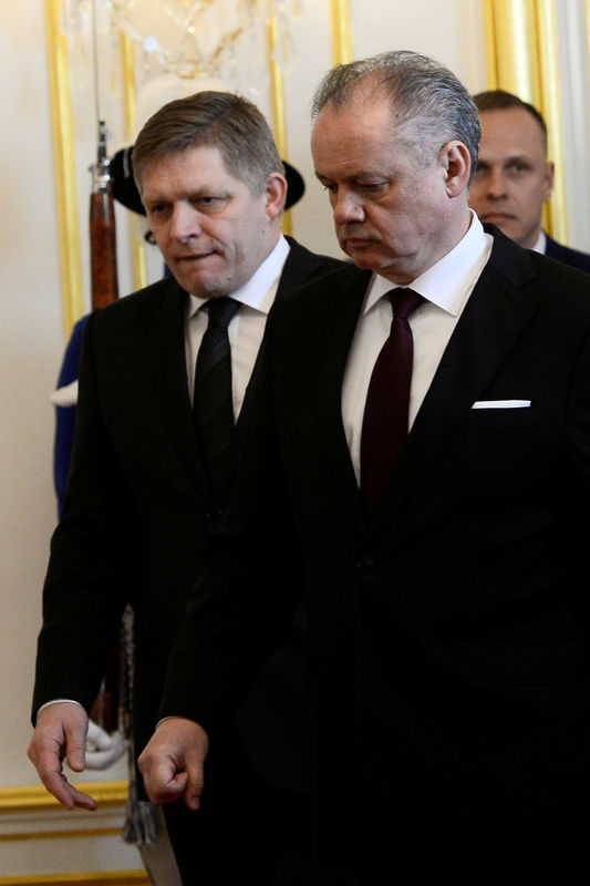 © Reuters. Il presidente slovacco Andrej Kiska e il primo ministro Robert Fico