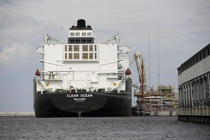 © Reuters. СПГ-танкер "Clean Ocean" в Свиноуйсьце, Польша