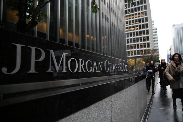© Reuters. A sign of JP Morgan Chase Bank is seen in front of their headquarters tower in New York